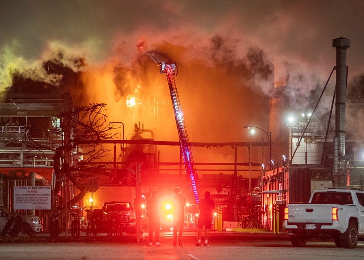У США сталася масштабна пожежа на НПЗ