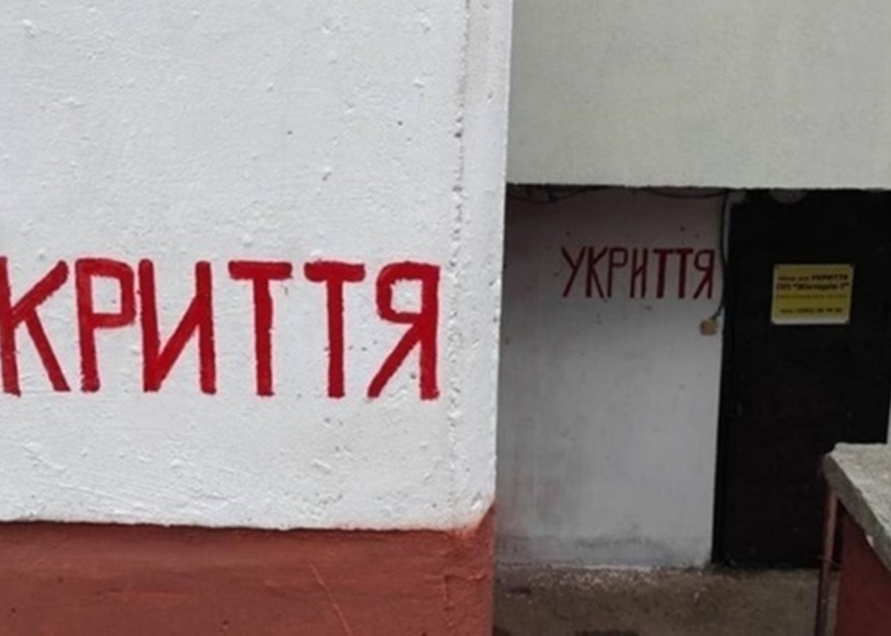 Під час атаки на Київ жінку з дитиною не пустили до укриття