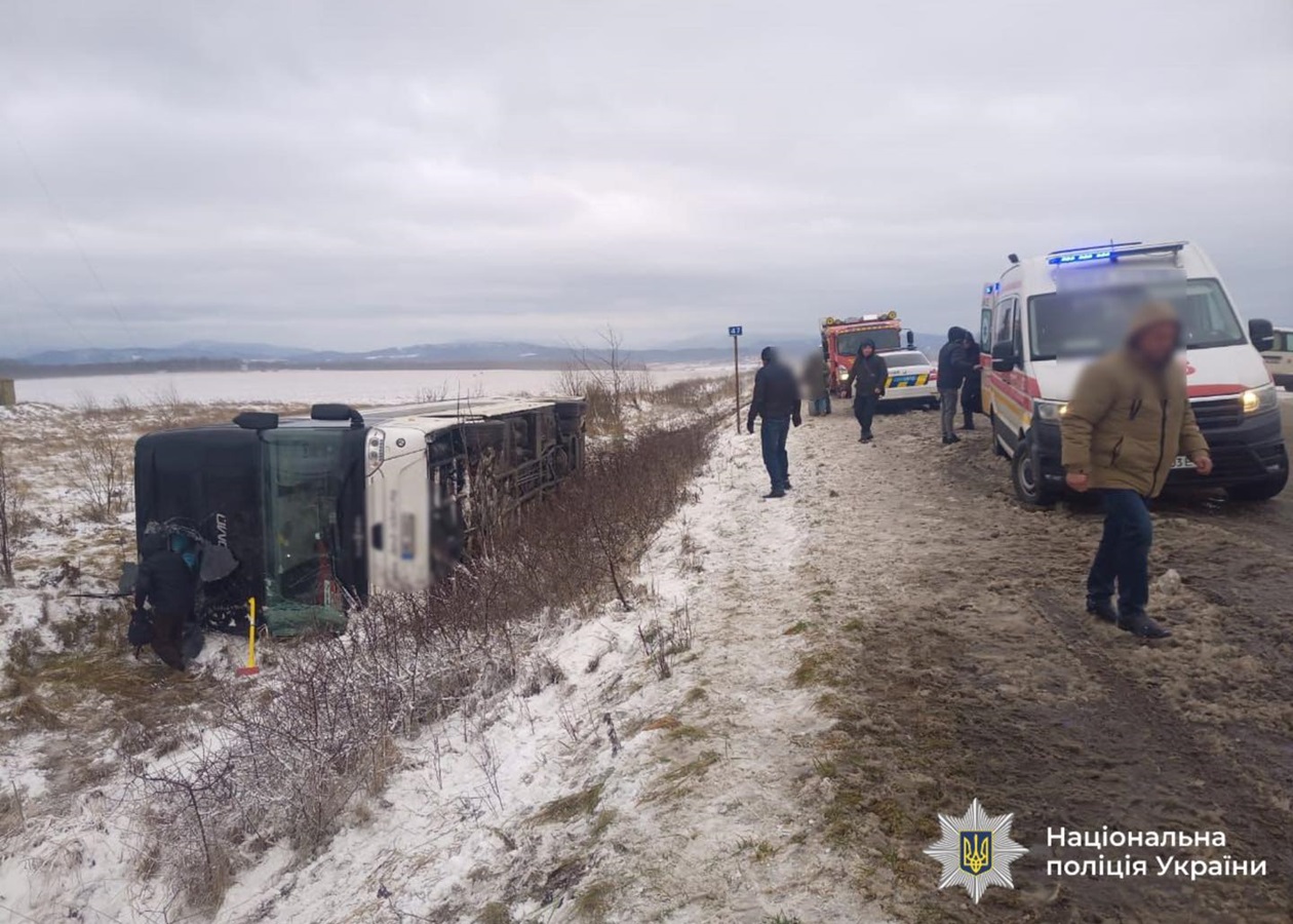 У ДТП потрапив рейсовий автобус на Прикарпатті