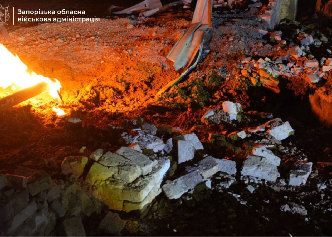 РФ атакувала промисловість Запоріжжя, палають будинки