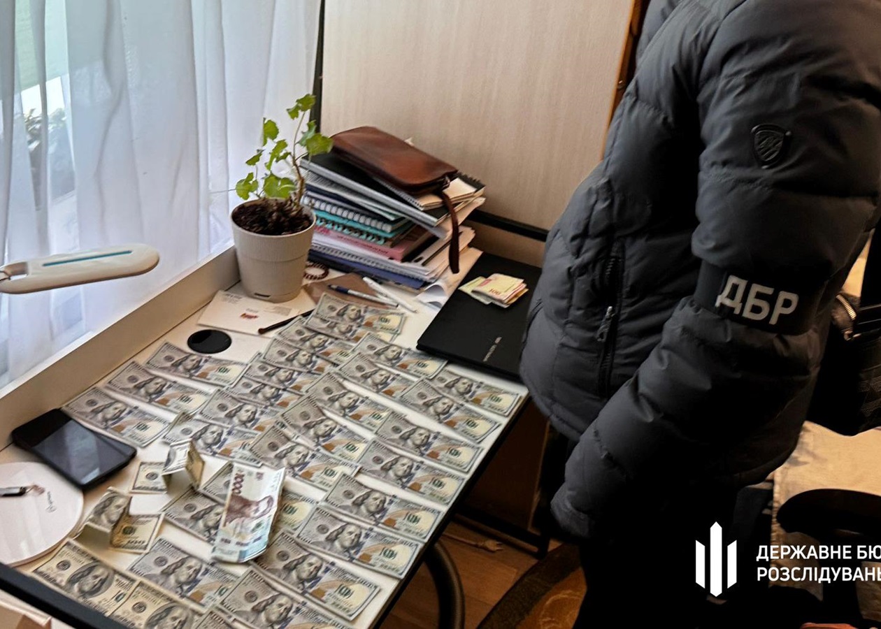 У Києві військовий продав два автомати Калашникова