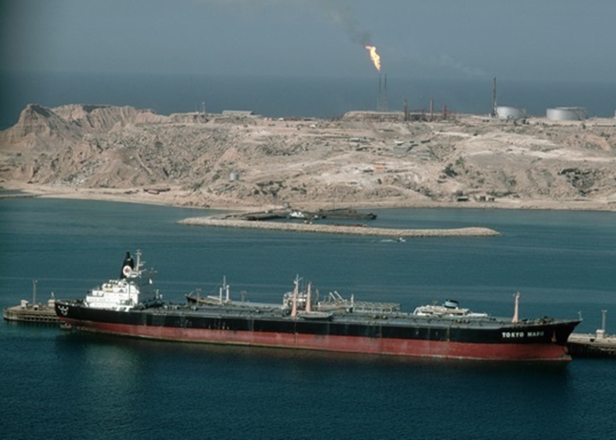 Аналітики назвали ціну на нафту при блокуванні Ормуза до червня