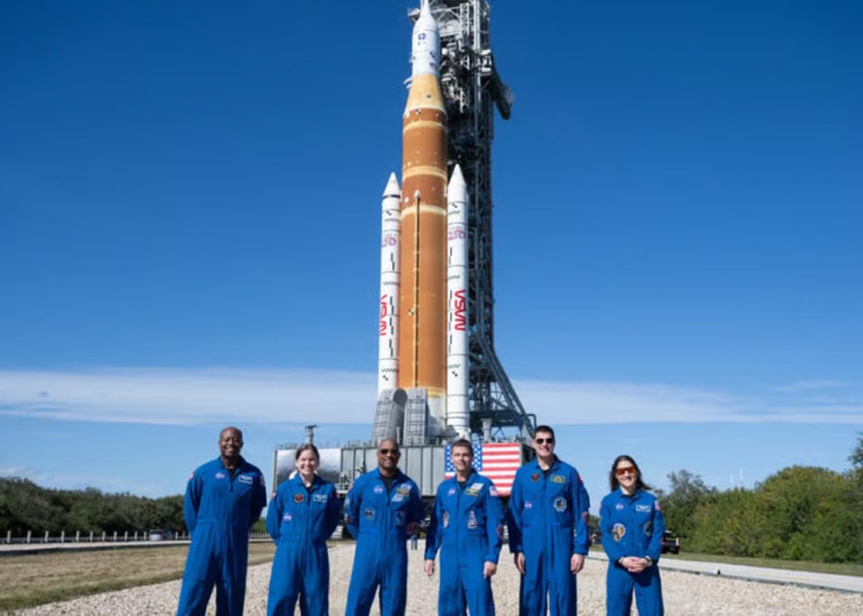 Уперше за 50 років: астронавти NASA вирушили до Місяця