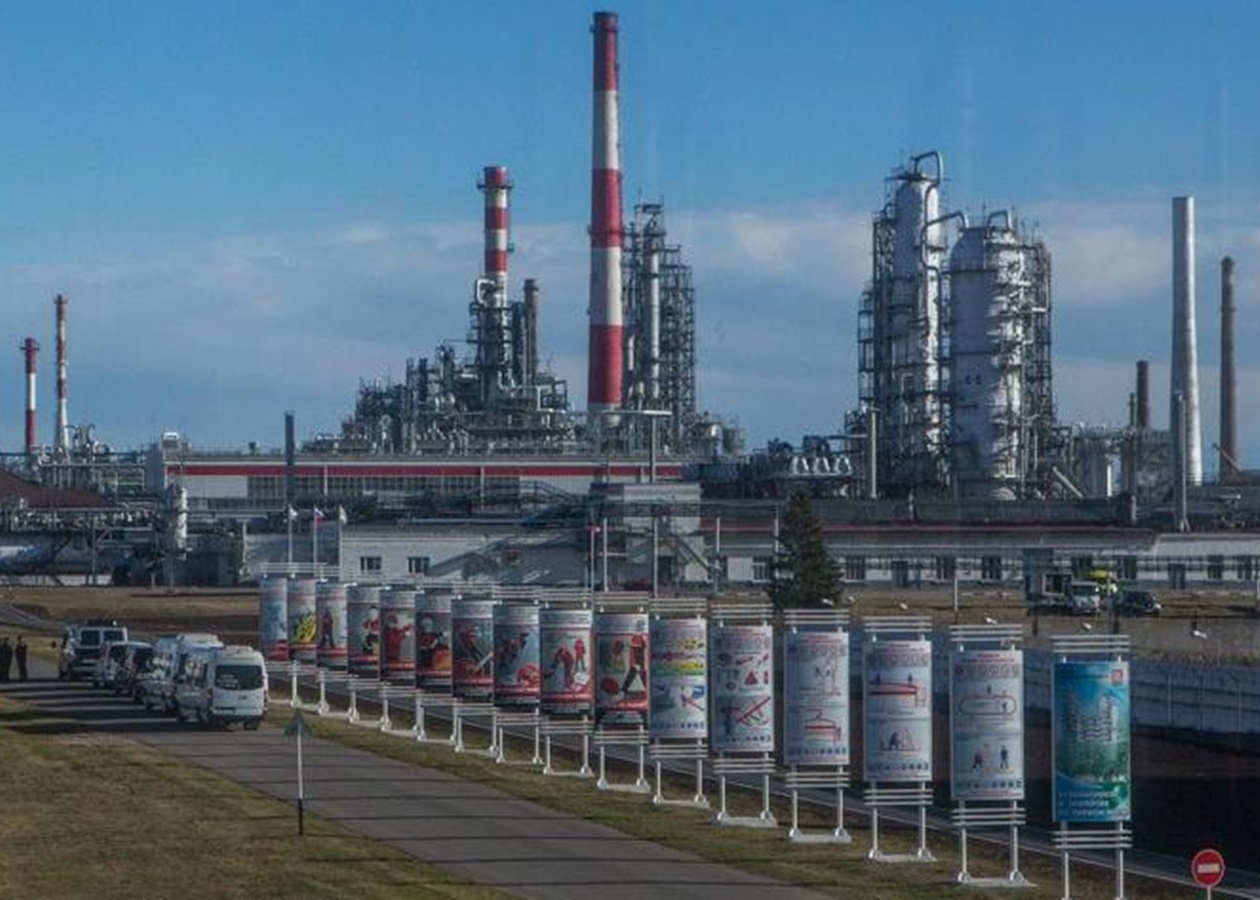 Один з найбільших НПЗ Росії зупинив роботу після атаки України - ЗМІ