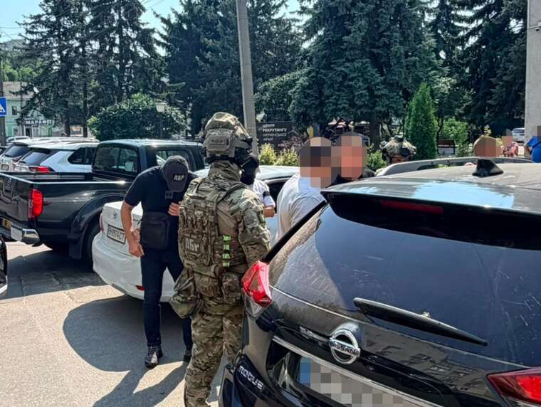 На Сумщині затримали двох керівників податкової, які вимагали 80 тисяч гривень у підприємця