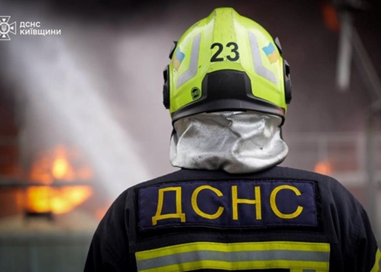 У Києві палає 16-поверхівка на Подолі