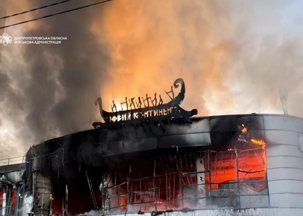 У Дніпрі після удару РФ загорівся торговий центр