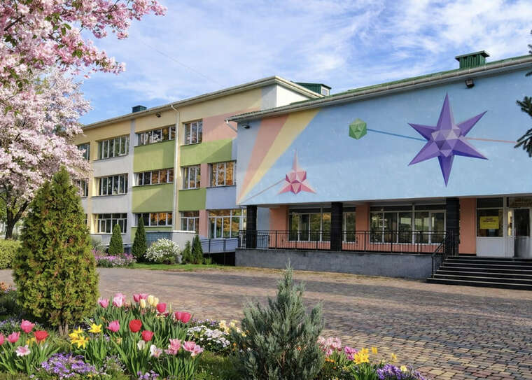 У Києві стадіони двох ліцеїв реконструюють за 95,8 мільйона гривень: на матеріалах у кошторисах виявили переплату до 7 мільйонів